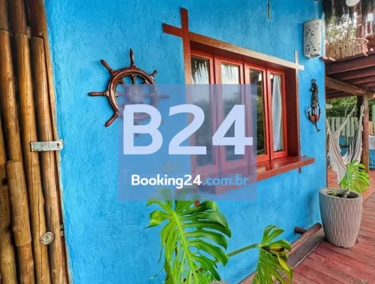 Casinha azul na beira do rio caraíva