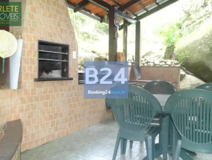 Ótima casa com piscina em porto belo com para até 12 pessoas: