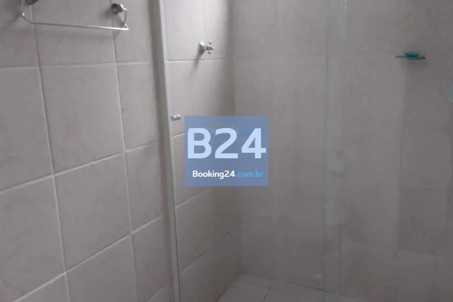 Praia de pitangueiras, 100 metros da praia no centro perto de tudo.