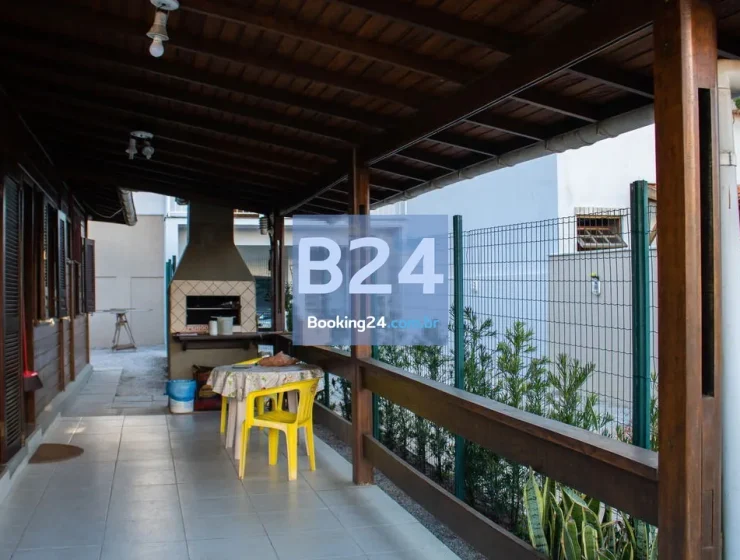 Casa com 03 dormitórios, piscina, ar cond e localizada a 100m do mar.